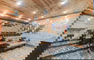 Foto 2 - Sleeps 18! Indoor Pool, Hot Tub, Theater, Game Room Laurel Point by Avantstay