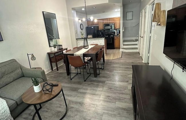 3BR Townhome w/ Pool & BBQ Near Disney - Foto 3