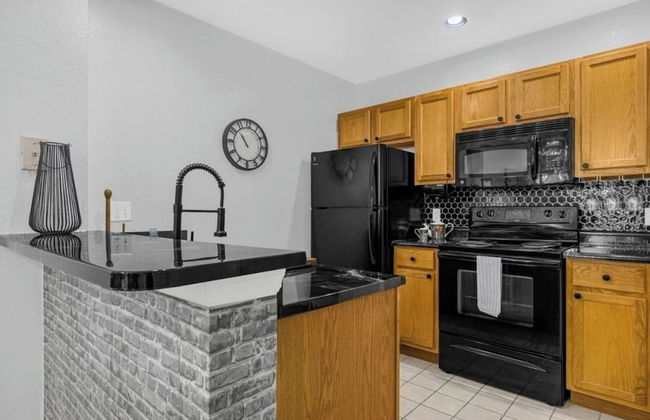 3BR Condo w/ BBQ & Heated Pool Near Disney & Malls - Foto 5