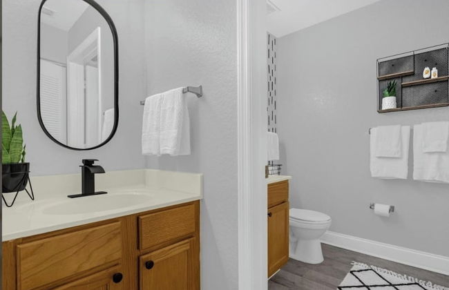 3BR Condo w/ BBQ & Heated Pool Near Disney & Malls - Foto 12