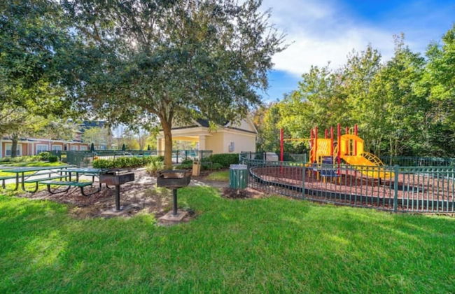 3BR Condo w/ BBQ & Heated Pool Near Disney & Malls - Foto 23