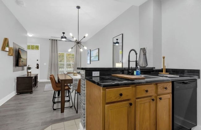 3BR Condo w/ BBQ & Heated Pool Near Disney & Malls - Foto 8