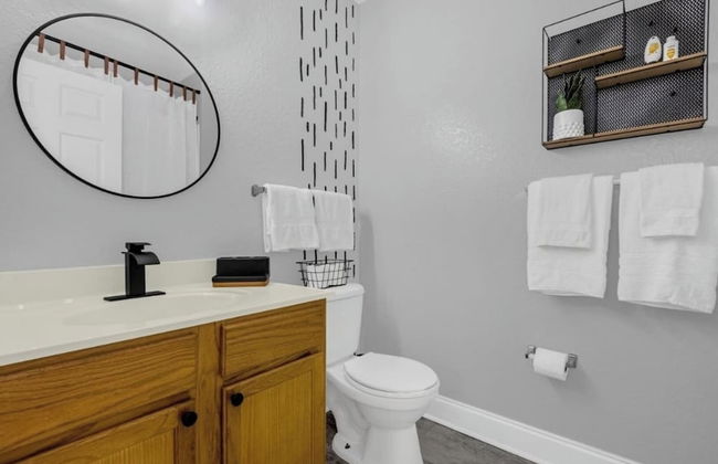 3BR Condo w/ BBQ & Heated Pool Near Disney & Malls - Foto 13