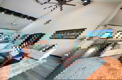 Foto 6 - Beachfront Villa With Long Private Pier and Pool