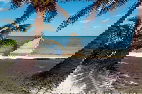 Foto 30 - Beachfront Villa With Long Private Pier and Pool