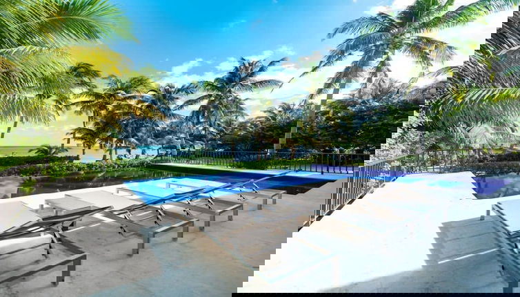 Foto 1 - Beachfront Villa With Long Private Pier and Pool