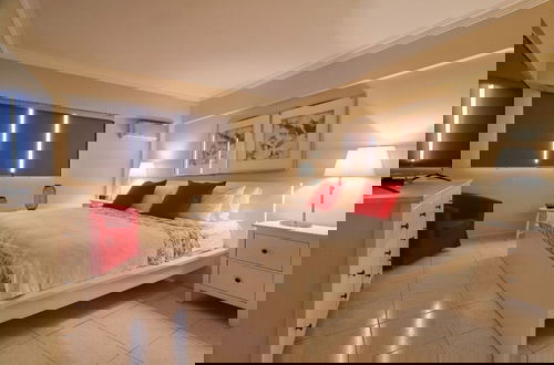 Foto 1 - Penthouse in Evaristo Morales Sleeps 14
