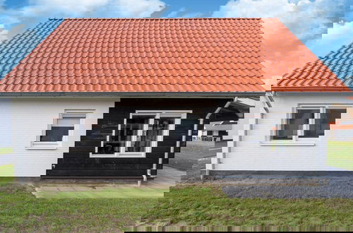 Foto 35 - Luxurious Holiday Home With Parking