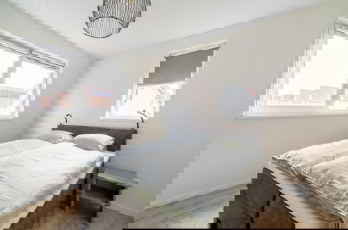 Foto 5 - Luxurious Holiday Home With Parking