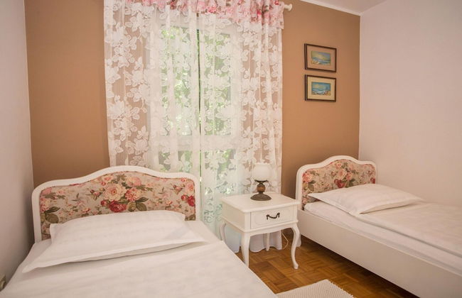 Beautiful Apartment in Prime Location - Photo 2