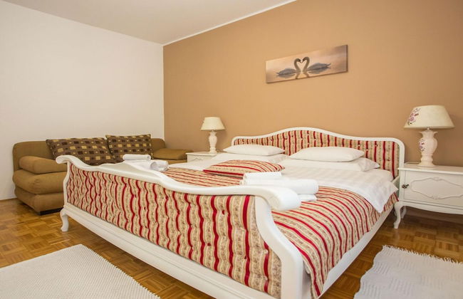 Beautiful Apartment in Prime Location - Photo 3