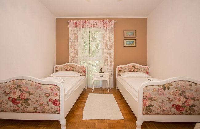 Beautiful Apartment in Prime Location - Photo 5