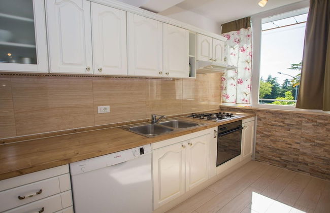Beautiful Apartment in Prime Location - Photo 10