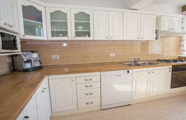 Beautiful Apartment in Prime Location - Photo 12