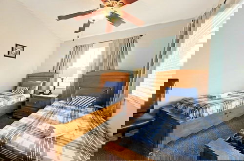 Foto 6 - Heavenly Venture 4 Bedroom Home by RedAwning