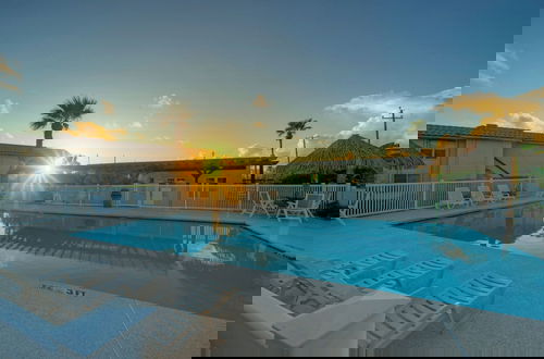 Foto 27 - Tropical Haven by Avantstay 4min Walk to Beach Pool Remodeled Interior