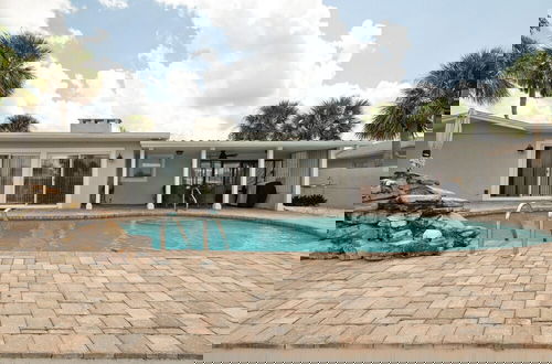 Foto 34 - Coastal Charm: Seaside Hideaway 3 Bedroom Home by RedAwning