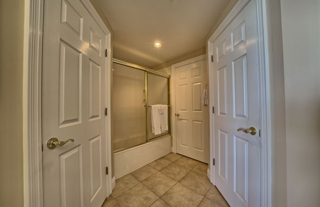 Comfortable High-Rise Condo with Beach Access - Unit 1404 by RedAwning - Foto 28