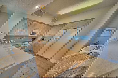 Foto 9 - Comfortable High-Rise Condo with Beach Access - Unit 1404 by RedAwning