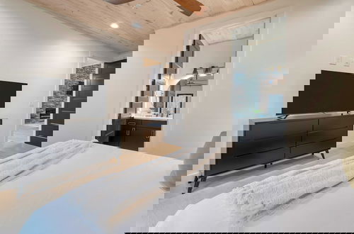 Foto 37 - Indoor Pool, Hot Tub, Firepit, Theater All-season Retreat Kings Crown by Avantstay