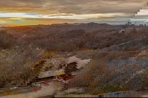 Photo 5 - Blue Ridge Mountain Cabin With Stunning Views