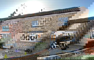 Photo 1 - 2 Bedroom Cottage Free Private Parking Fire Place