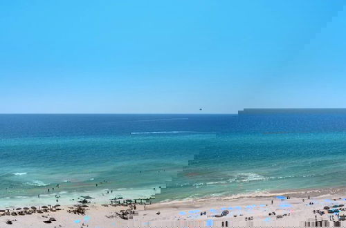 Foto 42 - Coastal Hideaway: Cozy Beachfront Studio Sleeps 4 With Stunning Views!