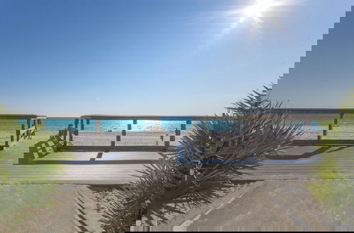 Foto 47 - Coastal Hideaway: Cozy Beachfront Studio Sleeps 4 With Stunning Views!