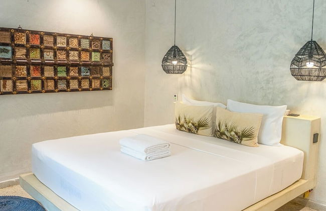 Solymar Staffed Beach Front Villa - Foto 18