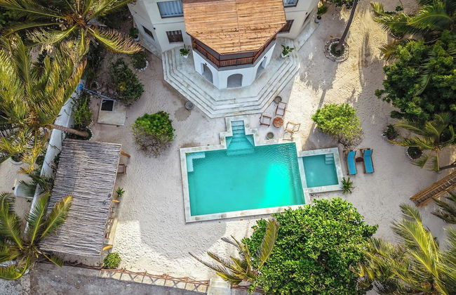Solymar Staffed Beach Front Villa - Foto 17