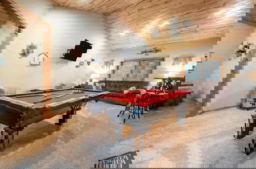 Foto 4 - Lazy Bear Lodge by Avantstay Pine Tree Paradise w Game Room