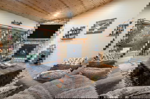 Foto 5 - Lazy Bear Lodge by Avantstay Pine Tree Paradise w Game Room