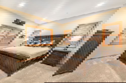Foto 21 - Lazy Bear Lodge by Avantstay Pine Tree Paradise w Game Room