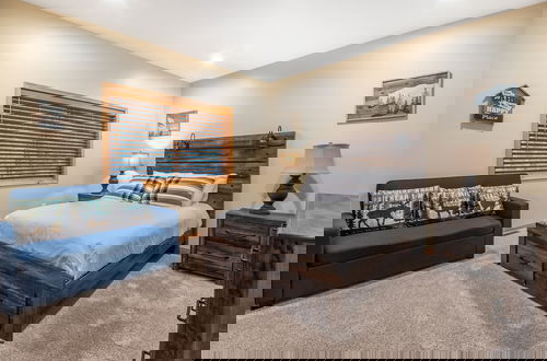 Foto 31 - Lazy Bear Lodge by Avantstay Pine Tree Paradise w Game Room