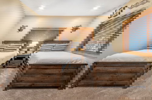 Foto 37 - Lazy Bear Lodge by Avantstay Pine Tree Paradise w Game Room