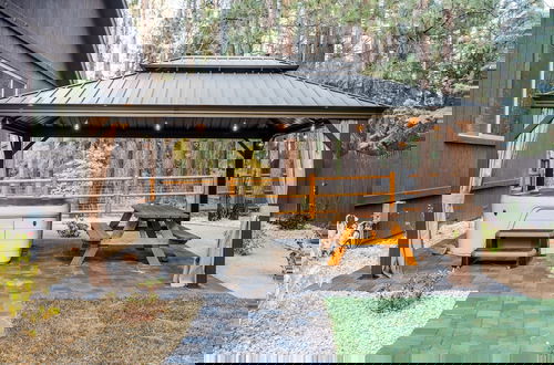 Foto 3 - Lazy Bear Lodge by Avantstay Pine Tree Paradise w Game Room