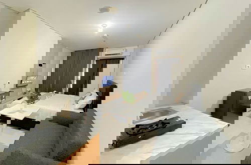 Foto 24 - Best Furnished And Homey Studio Nifarro Park Apartment