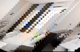Foto 2 - Best Furnished And Homey Studio Nifarro Park Apartment