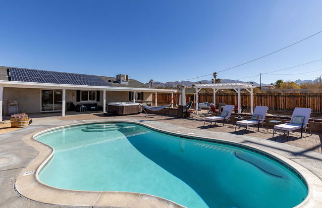 Desert Oasis Cozy Comfort Meets Outdoor Luxury - Photo 17