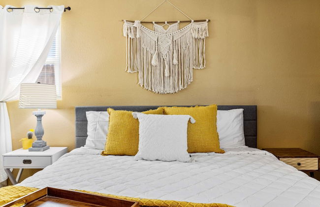 Desert Oasis Cozy Comfort Meets Outdoor Luxury - Photo 30