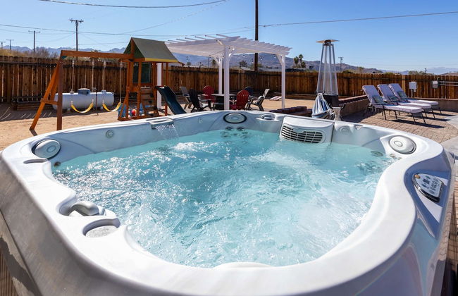 Desert Oasis Cozy Comfort Meets Outdoor Luxury - Photo 6