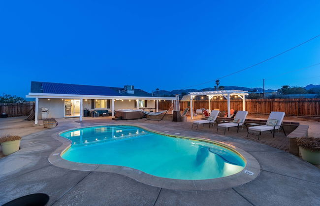 Desert Oasis Cozy Comfort Meets Outdoor Luxury - Photo 58