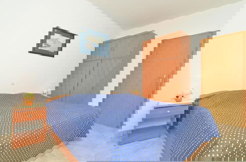 Foto 7 - Cozy Apartment With Terrace and BBQ