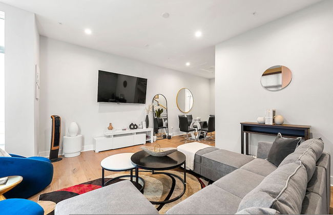 Stylish Midtown Home w Rooftop Views by Silverx - Foto 41