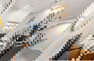 Foto 3 - Stylish Midtown Home w Rooftop Views by Silverx