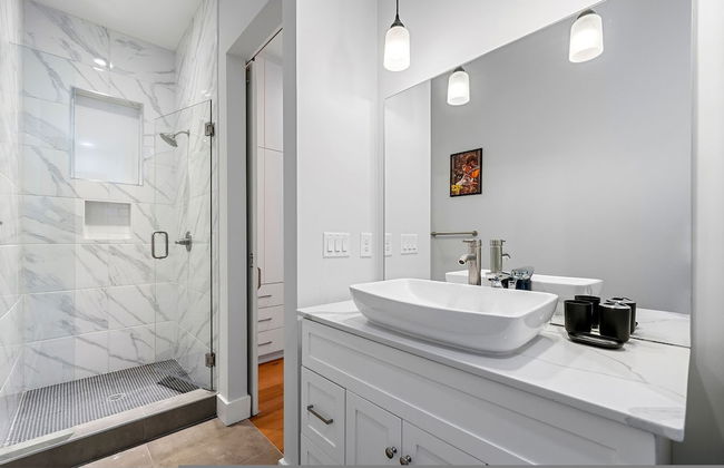 Stylish Midtown Home w Rooftop Views by Silverx - Foto 12
