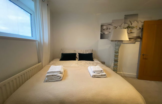 London Apt-sleeps 4-parking - Balcony-river View - Photo 3