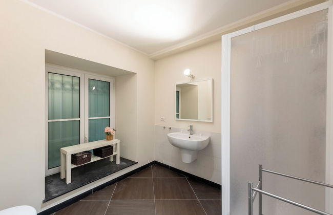 Beautiful Flat Next To Aquarium - Photo 13