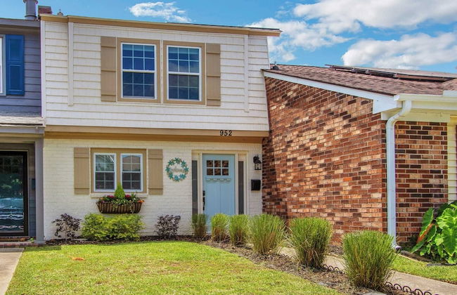 Shem Creek Retreat by Avantstay 10 Mins to Downtown Charleston Yard + Patio - Photo 1