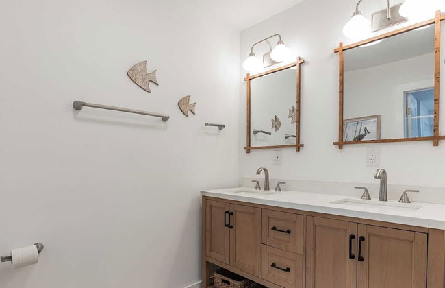 Shem Creek Retreat by Avantstay 10 Mins to Downtown Charleston Yard + Patio - Photo 17